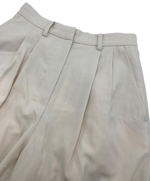 CLANE（クラネ）CLANE (クラネ) BASIC TUCK PANTS アイボリーの古着・服飾アイテム