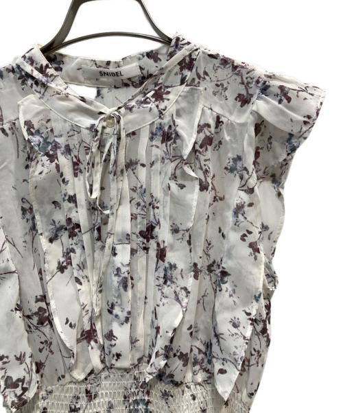 Snidel（スナイデル）Snidel (スナイデル) Sustainableフリルプリントワンピース ホワイトの古着・服飾アイテム