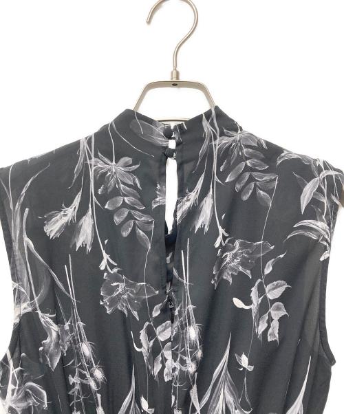 FRAY ID（フレイ アイディー）FRAY ID (フレイ アイディー) ドレープネックシャーリングプリントワンピース FWFO222237 ブラックの古着・服飾アイテム