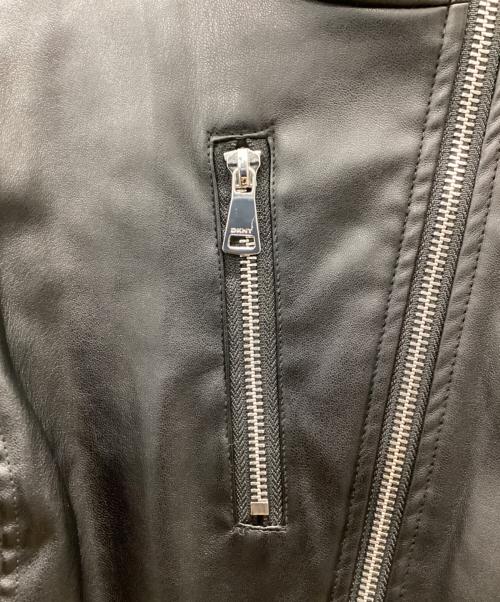 DKNY（ダナキャランニューヨーク）DKNY (ダナキャランニューヨーク) ペプラム フェイクレザー切替ジャケット ブラック サイズ:Sの古着・服飾アイテム