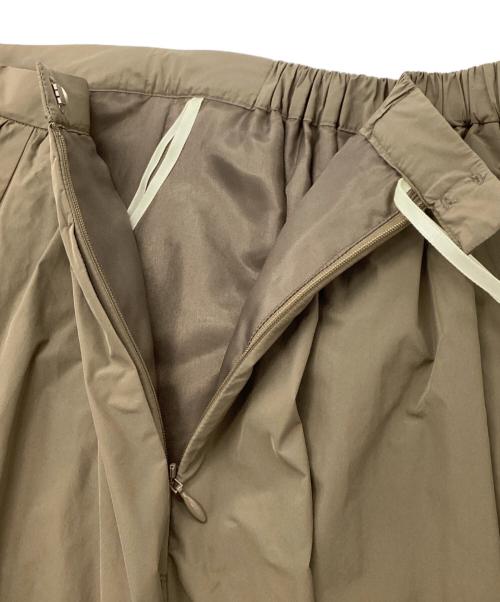 23区（ニジュウサンク）23区 (ニジュウサンク) ルミエールタフタ フレアスカート ベージュ サイズ:36の古着・服飾アイテム