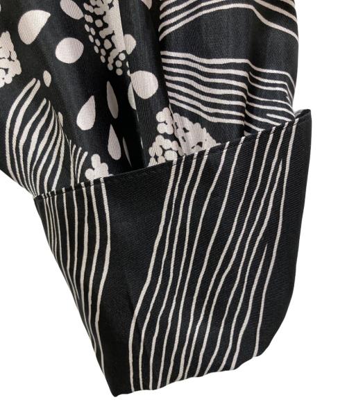 M・Fil（エムフィル）M・fil (エムフィル) フラワープリントボウタイブラウス ブラック×ホワイト サイズ:SIZE 38の古着・服飾アイテム