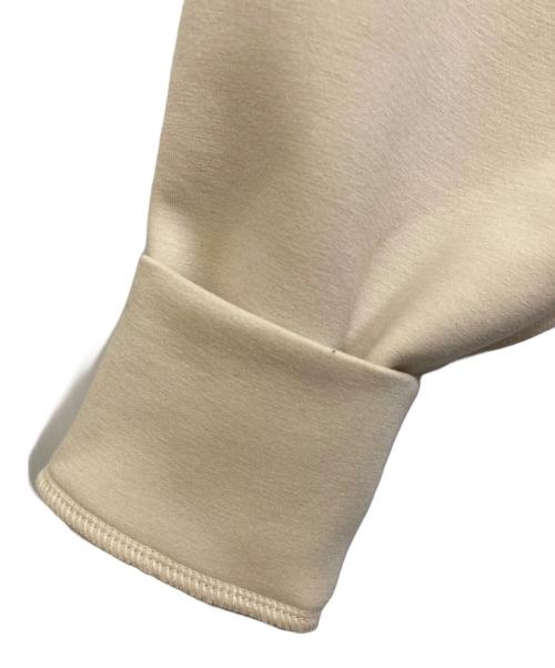 UNFILO（アンフィーロ）UNFILO (アンフィーロ) BEAUTY FORM JERSEY バックZIPプルオーバー ベージュ サイズ:Mの古着・服飾アイテム