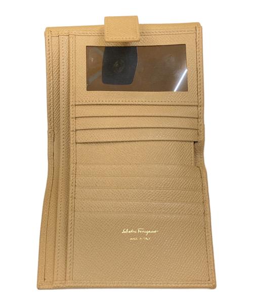 Salvatore Ferragamo（サルヴァトーレ フェラガモ）Salvatore Ferragamo (サルヴァトーレ フェラガモ) ダブルガンチーニ レザーコンパクトウォレット ベージュの古着・服飾アイテム