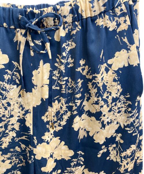 6(ROKU) BEAUTY&YOUTH（ロク ビューティーアンドユース）6(ROKU) BEAUTY&YOUTH (ロク ビューティーアンドユース) SATIN FLOWER PRINT PANTS ネイビー サイズ:38 未使用品の古着・服飾アイテム