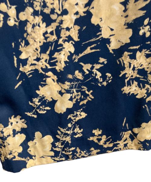 6(ROKU) BEAUTY&YOUTH（ロク ビューティーアンドユース）6(ROKU) BEAUTY&YOUTH (ロク ビューティーアンドユース) SATIN FLOWER PRINT PANTS ネイビー サイズ:38 未使用品の古着・服飾アイテム