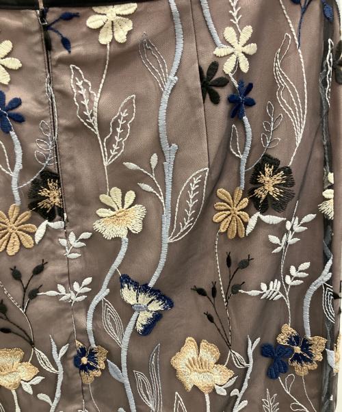 Loulou Willoughby（ルルウィルビー）Loulou Willoughby (ルルウィルビー) BLUE GARDEN刺繍タイトスカート ブラック×ピンク サイズ:2 未使用品の古着・服飾アイテム