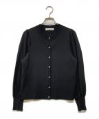 M-PREMIERエムプルミエ）の古着「ドットボタンギャザースリーブカーディガン」｜ブラック