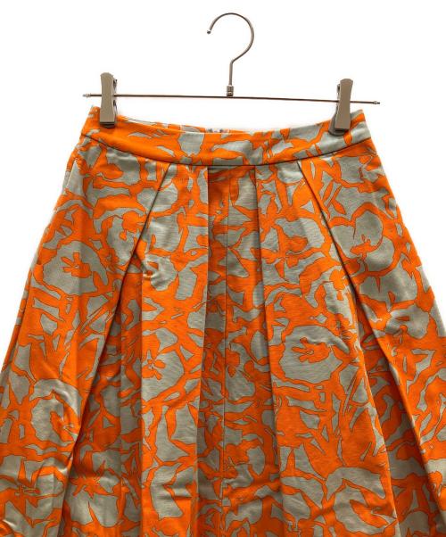VERMEIL par iena（ヴェルメイユ パー イエナ）VERMEIL par iena (ヴェルメイユ パー イエナ) ビオラ プリント タックスカート グレー×オレンジ サイズ:36の古着・服飾アイテム