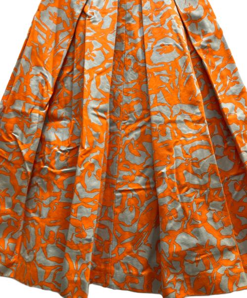 VERMEIL par iena（ヴェルメイユ パー イエナ）VERMEIL par iena (ヴェルメイユ パー イエナ) ビオラ プリント タックスカート グレー×オレンジ サイズ:36の古着・服飾アイテム