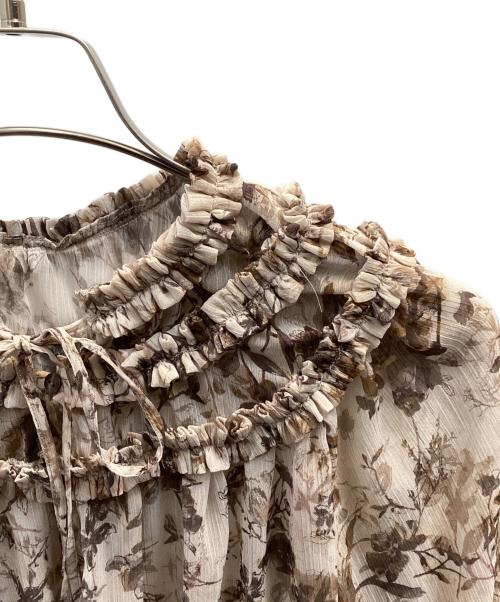 heliopole（エリオポール）heliopole (エリオポール) DEVEAUX CHIFFON FRILL BLOUSE ベージュ サイズ:38 未使用品の古着・服飾アイテム