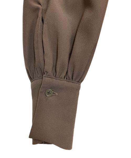 hue DAY TO EVENING（ヒュー デイ トゥ イブニング）hue DAY TO EVENING (ヒュー デイ トゥ イブニング) フリルブラウス カーキ サイズ:Mの古着・服飾アイテム