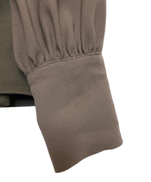 hue DAY TO EVENING（ヒュー デイ トゥ イブニング）hue DAY TO EVENING (ヒュー デイ トゥ イブニング) フリルブラウス カーキ サイズ:Mの古着・服飾アイテム