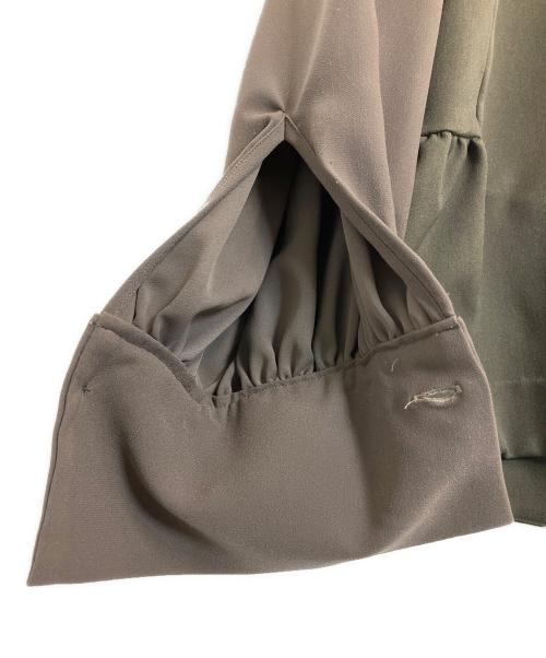 hue DAY TO EVENING（ヒュー デイ トゥ イブニング）hue DAY TO EVENING (ヒュー デイ トゥ イブニング) フリルブラウス カーキ サイズ:Mの古着・服飾アイテム