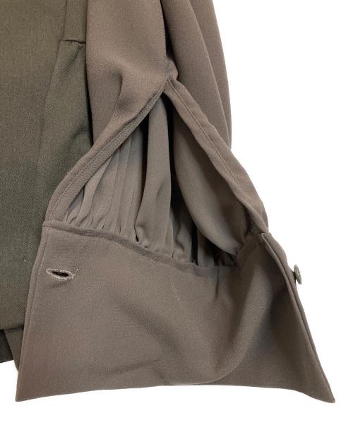 hue DAY TO EVENING（ヒュー デイ トゥ イブニング）hue DAY TO EVENING (ヒュー デイ トゥ イブニング) フリルブラウス カーキ サイズ:Mの古着・服飾アイテム