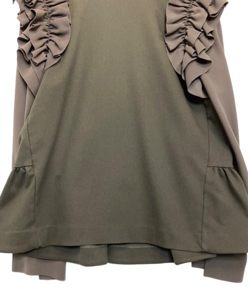 hue DAY TO EVENING（ヒュー デイ トゥ イブニング）hue DAY TO EVENING (ヒュー デイ トゥ イブニング) フリルブラウス カーキ サイズ:Mの古着・服飾アイテム