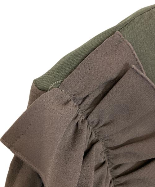 hue DAY TO EVENING（ヒュー デイ トゥ イブニング）hue DAY TO EVENING (ヒュー デイ トゥ イブニング) フリルブラウス カーキ サイズ:Mの古着・服飾アイテム