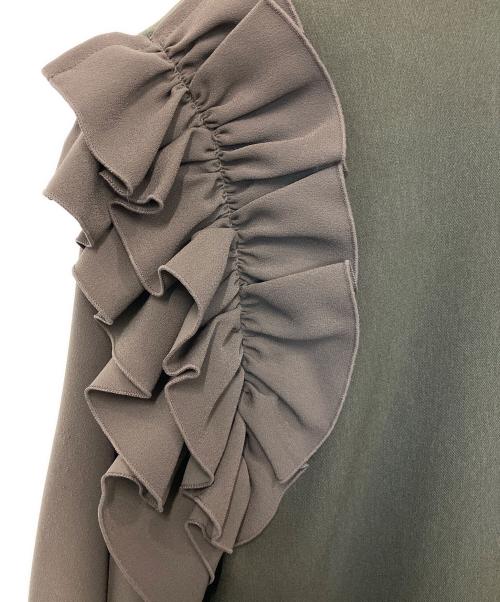 hue DAY TO EVENING（ヒュー デイ トゥ イブニング）hue DAY TO EVENING (ヒュー デイ トゥ イブニング) フリルブラウス カーキ サイズ:Mの古着・服飾アイテム