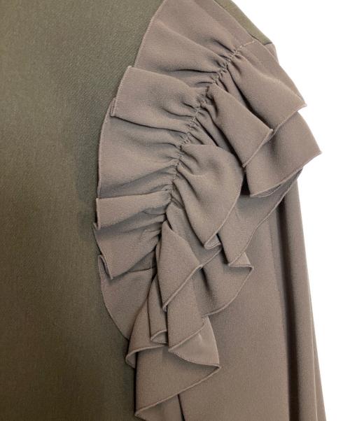 hue DAY TO EVENING（ヒュー デイ トゥ イブニング）hue DAY TO EVENING (ヒュー デイ トゥ イブニング) フリルブラウス カーキ サイズ:Mの古着・服飾アイテム