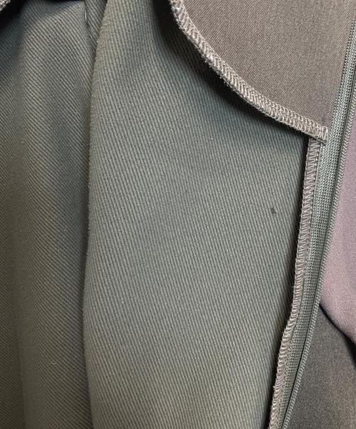 hue DAY TO EVENING（ヒュー デイ トゥ イブニング）hue DAY TO EVENING (ヒュー デイ トゥ イブニング) フリルブラウス カーキ サイズ:Mの古着・服飾アイテム