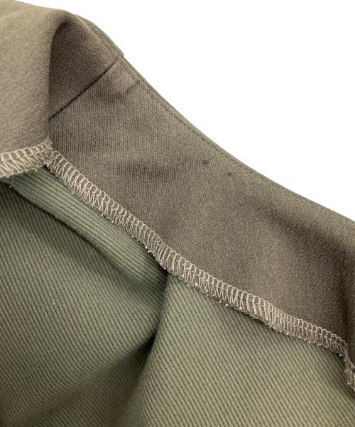 hue DAY TO EVENING（ヒュー デイ トゥ イブニング）hue DAY TO EVENING (ヒュー デイ トゥ イブニング) フリルブラウス カーキ サイズ:Mの古着・服飾アイテム