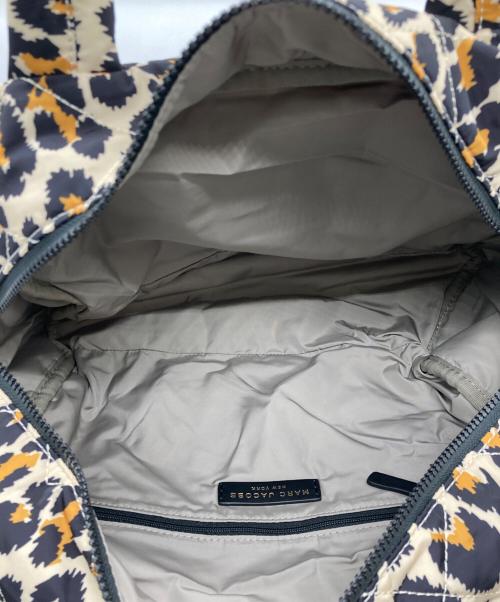 MARC JACOBS（マークジェイコブズ）MARC JACOBS (マークジェイコブズ) SMALL WEEKENDER SHOPPER BAG ベージュ 未使用品の古着・服飾アイテム