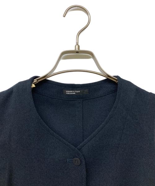 kurashi&trips publishing（クラシアンドトリップス パブリッシング）kurashi&trips publishing (クラシアンドトリップス パブリッシング) 品よくまとまるジャンパースカート（ベルト付き） ネイビー サイズ:Sの古着・服飾アイテム