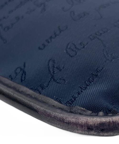 Berluti（ベルルッティ）Berluti (ベルルッティ) デイライトカリグラフィショルダーバッグ ネイビーの古着・服飾アイテム