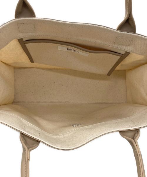 HER LIP TO（ハーリップトゥ）HER LIP TO (ハーリップトゥ) Trois Logo Basic トートバッグ ベージュの古着・服飾アイテム