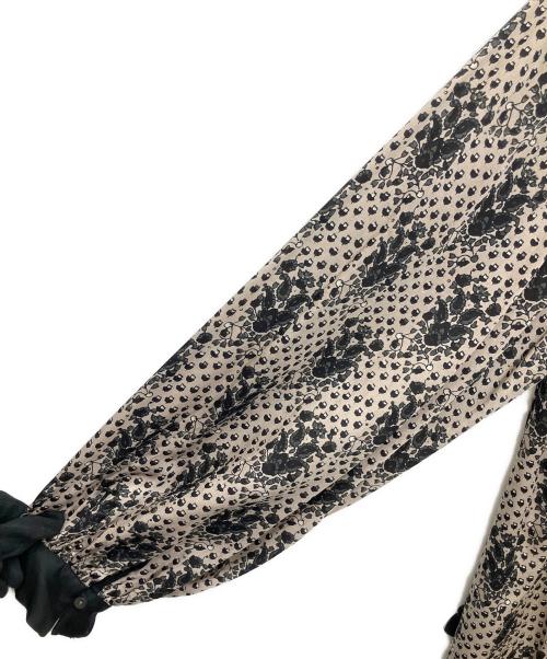 ne quittez pas（ヌキテパ）ne quittez pas (ヌキテパ) モダールサテンエスニックプリントキルトドレス グレージュ サイズ:Freeの古着・服飾アイテム