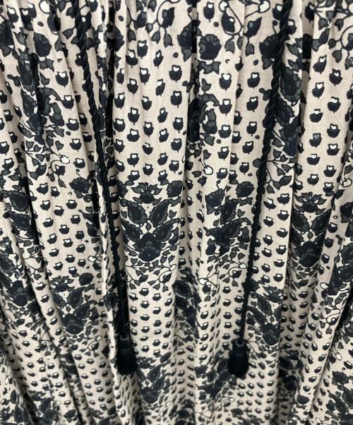 ne quittez pas（ヌキテパ）ne quittez pas (ヌキテパ) モダールサテンエスニックプリントキルトドレス グレージュ サイズ:Freeの古着・服飾アイテム