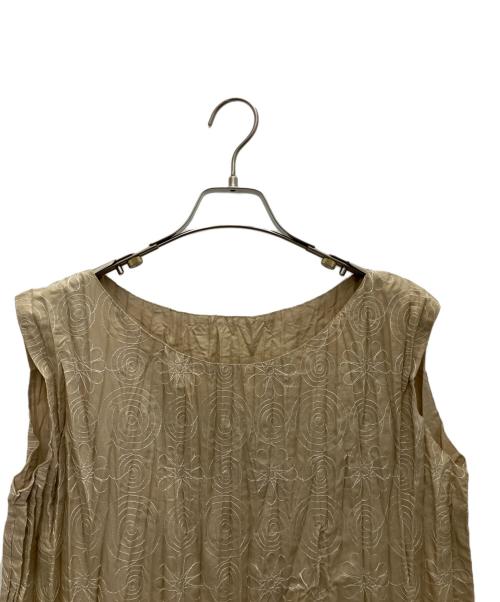 ISSEY MIYAKE FETE（イッセイミヤケフェット）ISSEY MIYAKE FETE (イッセイミヤケフェット) プリーツワンピース ベージュ サイズ:2の古着・服飾アイテム