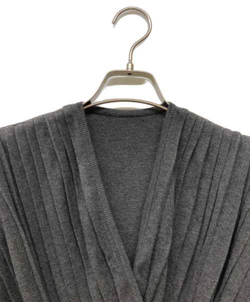 BLANC L'AUBE（ローブブラン）BLANC L'AUBE (ローブブラン) Pleats Cache-coeur Knit tops チャコールグレー サイズ:Fの古着・服飾アイテム
