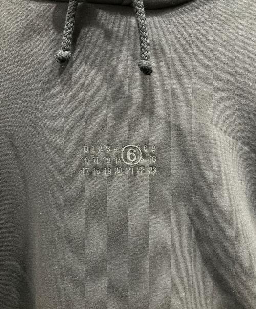 MM6 Maison Margiela（エムエムシックスメゾンマルジェラ）MM6 Maison Margiela (エムエムシックスメゾンマルジェラ) ロゴ刺繍フーディ ブラック サイズ:Mの古着・服飾アイテム