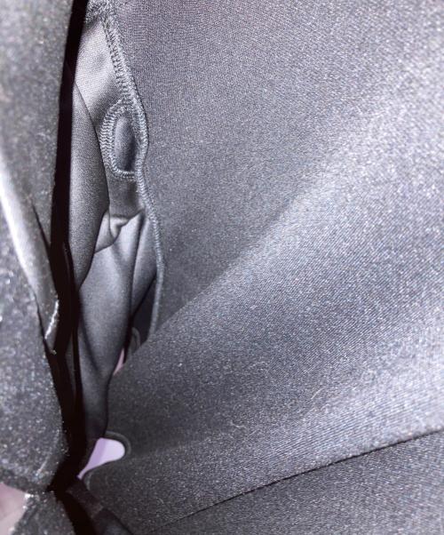 Sea Room lynn（シールームリン）Sea Room lynn (シールームリン) COELIE (コエリー) AOI IHARA (アオイイハラ) パッドinマットベロアHOLEトップス ブラック サイズ:Free 未使用品の古着・服飾アイテム