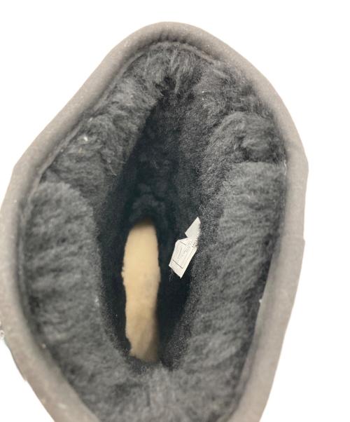 UGG（アグ）UGG (アグ) JIMMY CHOO (ジミーチュウ) スタッズムートンブーツ ネイビー サイズ:23cmの古着・服飾アイテム