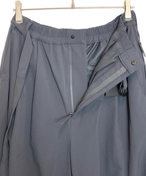 TIGHTBOOTH PRODUCTION（タイトブースプロダクション）TIGHTBOOTH PRODUCTION (タイトブースプロダクション) GOOPiMADE (グーピーメイド) Strap Baggy Slacks グレー サイズ:2 未使用品の古着・服飾アイテム