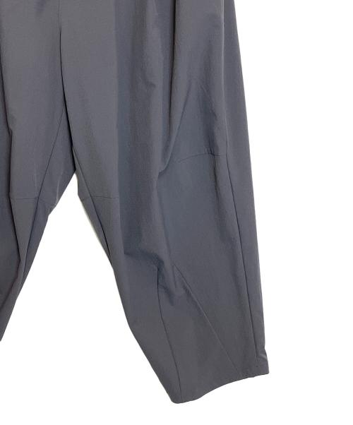 TIGHTBOOTH PRODUCTION（タイトブースプロダクション）TIGHTBOOTH PRODUCTION (タイトブースプロダクション) GOOPiMADE (グーピーメイド) Strap Baggy Slacks グレー サイズ:2 未使用品の古着・服飾アイテム