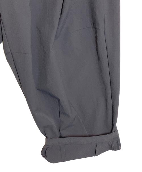 TIGHTBOOTH PRODUCTION（タイトブースプロダクション）TIGHTBOOTH PRODUCTION (タイトブースプロダクション) GOOPiMADE (グーピーメイド) Strap Baggy Slacks グレー サイズ:2 未使用品の古着・服飾アイテム