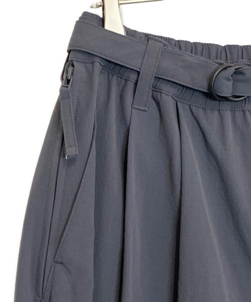 TIGHTBOOTH PRODUCTION（タイトブースプロダクション）TIGHTBOOTH PRODUCTION (タイトブースプロダクション) GOOPiMADE (グーピーメイド) Strap Baggy Slacks グレー サイズ:2 未使用品の古着・服飾アイテム