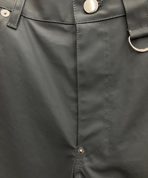 JOHN LAWRENCE SULLIVAN（ジョン ローレンス サリバン）JOHN LAWRENCE SULLIVAN (ジョン ローレンス サリバン) RUBBER COATED PANTS グレー サイズ:SIZE48 未使用品の古着・服飾アイテム