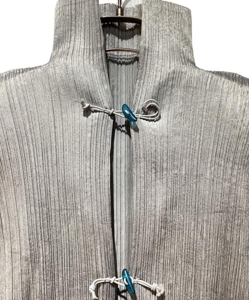 ISSEY MIYAKE（イッセイミヤケ）ISSEY MIYAKE (イッセイミヤケ) プリーツチャイナロングジレ グレー サイズ:Lの古着・服飾アイテム