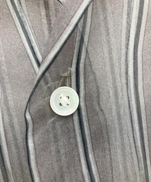 CMMN SWDN（コモンスウェーデン）CMMN SWDN (コモンスウェーデン) シルクストライプシアーシャツ グレー サイズ:SIZE46の古着・服飾アイテム