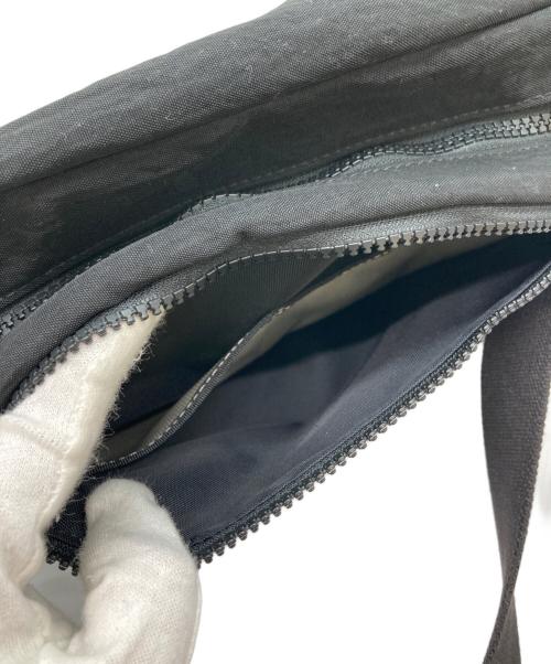 NIZYU KANO（ニジュウカノウ）NIZYU KANO (ニジュウカノウ) FUKUI SIWAナイロンボディバッグ ブラック 未使用品の古着・服飾アイテム