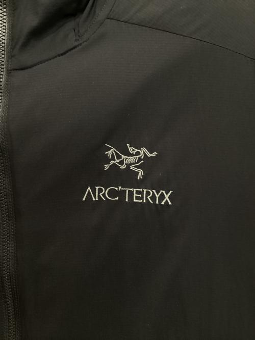 ARC'TERYX（アークテリクス）ARC'TERYX (アークテリクス) ATOM SL HOODY ブラック サイズ:Sの古着・服飾アイテム