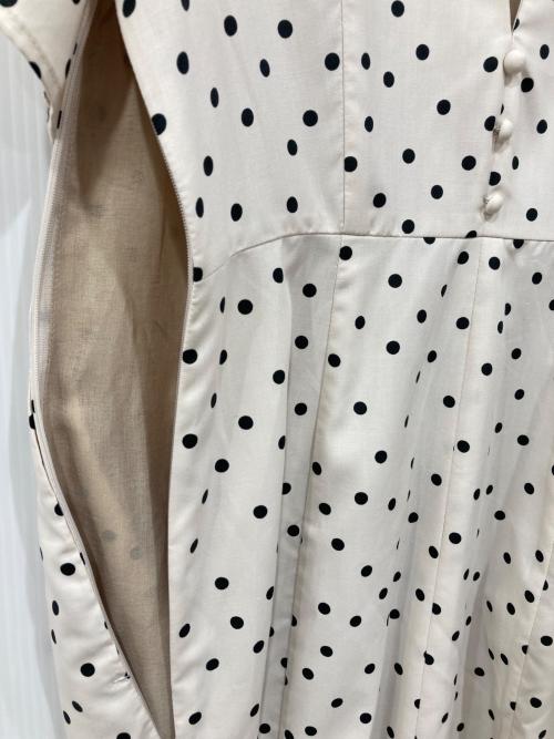 uncrave（アンクレイヴ3.）uncrave (アンクレイヴ3.) ドットプリント ワンピース アイボリーの古着・服飾アイテム