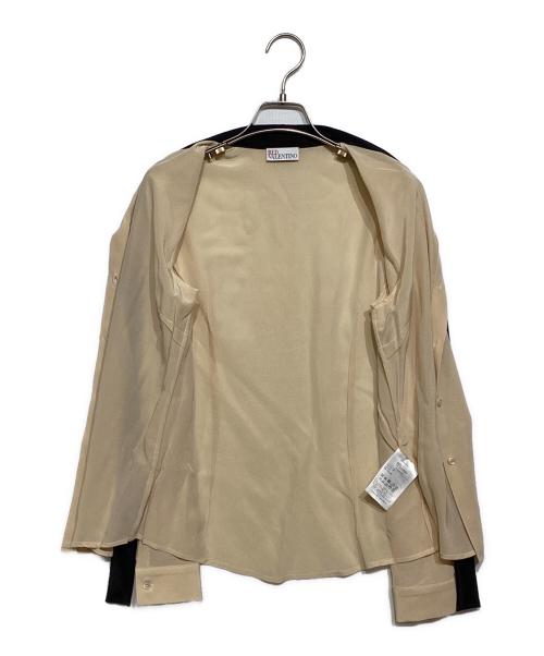 RED VALENTINO（レッドヴァレンティノ）RED VALENTINO (レッドヴァレンティノ) ボウタイブラウス　TR3ABA9048P ベージュ サイズ:38 未使用品の古着・服飾アイテム