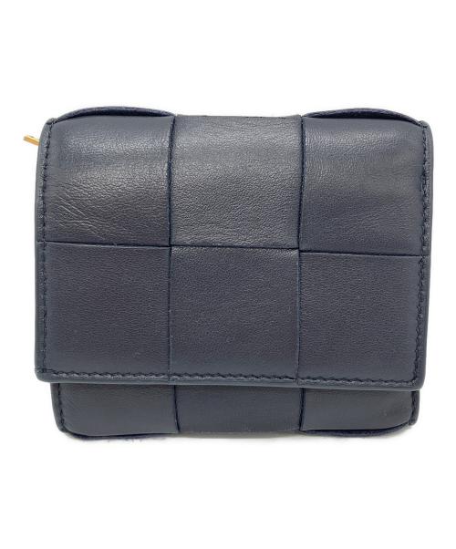 BOTTEGA VENETA（ボッテガベネタ）BOTTEGA VENETA (ボッテガベネタ) マキシイントレチャート　コンパクトウォレット　三つ折 ウォレット ネイビーの古着・服飾アイテム