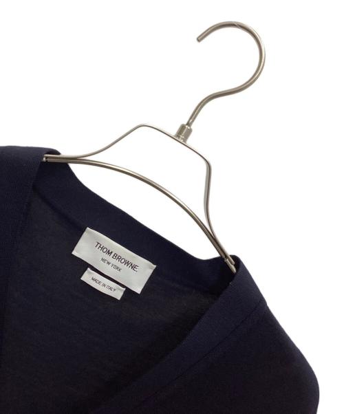 THOM BROWNE. NEW YORK（トムブラウン ニューヨーク）THOM BROWNE. NEW YORK (トムブラウンニューヨーク) 4BAR クラシック Vネック ファインメリノウール カーディガン ネイビー×ホワイト サイズ:1の古着・服飾アイテム