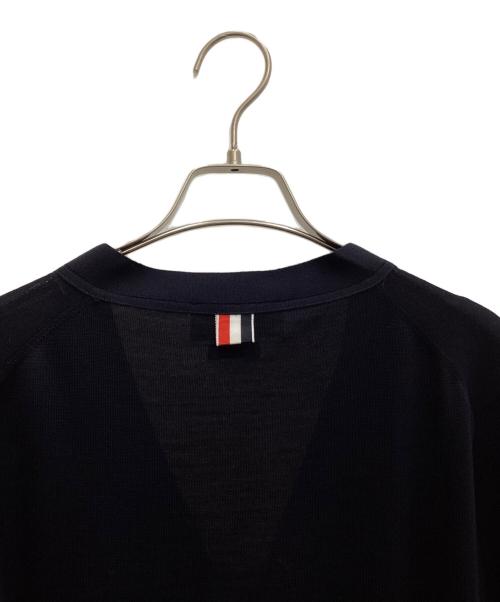 THOM BROWNE. NEW YORK（トムブラウン ニューヨーク）THOM BROWNE. NEW YORK (トムブラウンニューヨーク) 4BAR クラシック Vネック ファインメリノウール カーディガン ネイビー×ホワイト サイズ:1の古着・服飾アイテム